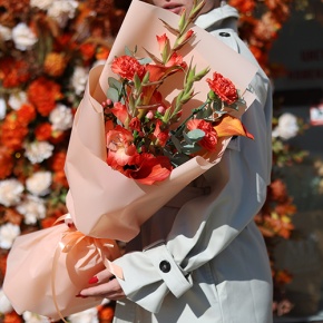 Букет "На закате дня" из гладиолусов, калл, гиперикума и диантусов в Рошале