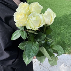 Букет из 5 белых роз (70 см) в Рошале