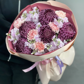 Букет "Софи" из хризантем Бигоуди, диантусов и ароматных маттиол в Рошале