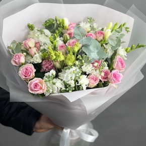 Букет "Особый случай " из ароматных маттиол, фрезий и кустовых роз в Рошале