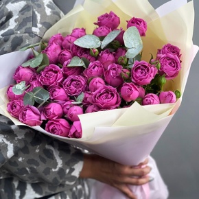 Букет "Малиновый бисквит" из кустовых и пионовидных роз и эвкалипта в Рошале