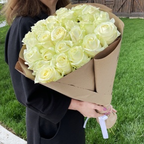 Букет из 25 белых роз в крафте (70 см) в Рошале