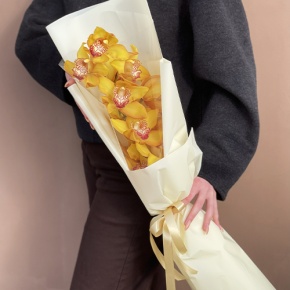 Букет из желтой орхидеи в Рошале