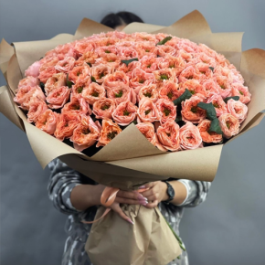 Букет "Персик" из 101 махровой розы Риджентс парк (60 см) в Рошале