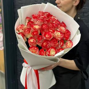 Букет " Клубничный коктейль" из 35 бело-красных роз в Рошале