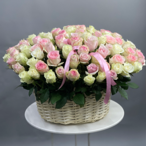 Композиция в корзине из 101 кенийской розы пастельный микс (40 см) в Рошале