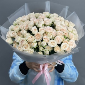 Букет из 35 кремовых кустовых роз (50 см) в Рошале