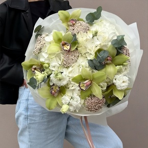 Букет "Эдем" из гортензии, орхидей, эустом, эвкалипта и озатамнуса в Рошале