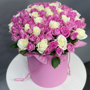 Композиция в шляпной коробке из 151 розы кения микс в Рошале