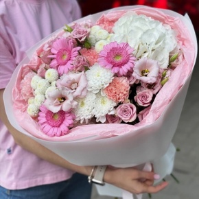 Букет "Розовые облака" из хризантемы, кустовых роз, диантусов, гортензии и эустом в Рошале
