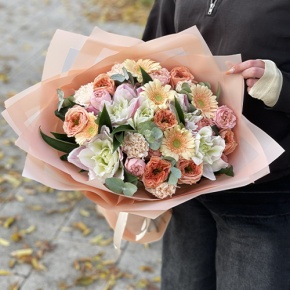Букет "Лиссабон" из пионовидных роз, поновидных лилий и гербер  в Рошале