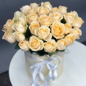 Композиция в шляпной коробке из 35 кремовых кенийских роз в Рошале