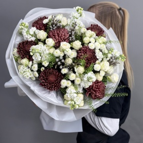 Букет "Шоколадный френч" из кустовых роз, хризантем Бигоуди, брунии, ароматных маттиол и сантини в Рошале