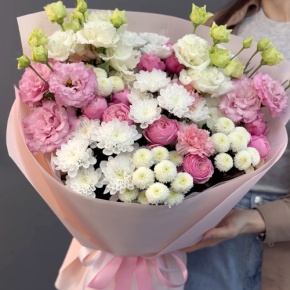 Букет "Задыхаюсь от нежности" из хризантемы, кустовых пионовидных роз, диантусов и эустом в Рошале