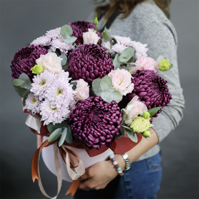 Композиция в шляпной коробке "Наденька" из хризантем Бигоуди, эустом и эвкалипта в Рошале