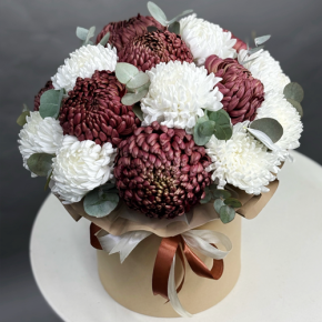 Композиция в шляпной коробке из 19 хризантем  в Рошале