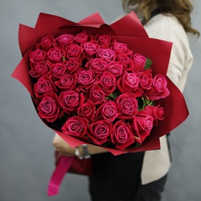 Букет из 35 малиновых роз Шангрила (50 см) в Рошале
