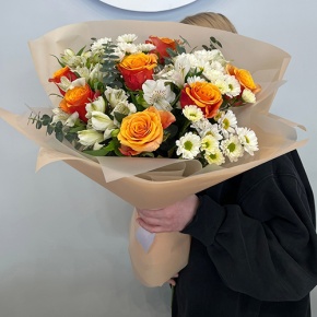 Букет "Апельсин" из роз и хризантем сантини в Рошале