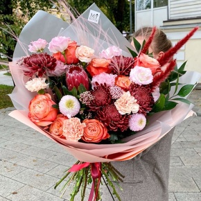 Букет "Каркаде" из хризантем Бигоуди и Момоко, роз Эквадор Кахала, озатамнуса,  эустом, протеи, и диантусов в Рошале