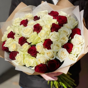 Букет 51 белая и красная роза (50 см) в Рошале