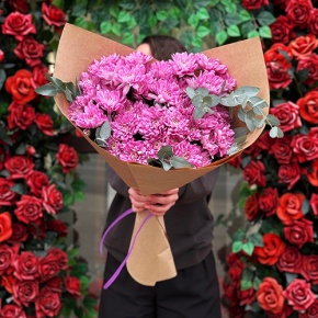 Букет  "Гармония" из 7 хризантем с эвкалиптом в Рошале