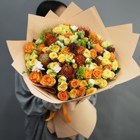 Букет "Осенние грёзы" из лейко, роз, фрезий, скиммии, молюцеллы и лейко в Рошале