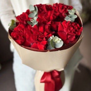 Букет "Красная пантера" из 7 роз Эквадор и эвкалипта в Рошале