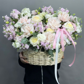 Композиция в корзине из роз Эквадор и ароматных маттиол в Рошале