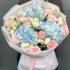 Букет "Легкий ветерок" из роз, конифера и гортензий в Рошале