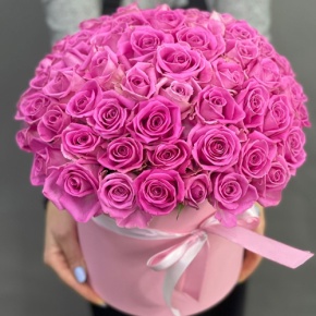 Композиция в шляпной коробке из 71 кенийской розы в Рошале