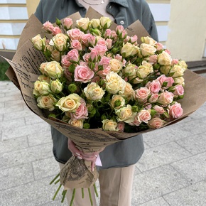 Букет из 19 кустовых роз в крафте (60 см) в Рошале