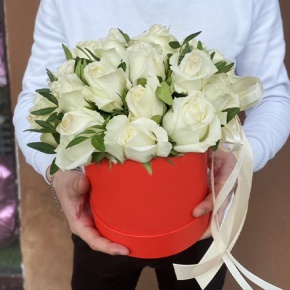 Композиция в шляпной коробке из 25 белых роз в Рошале