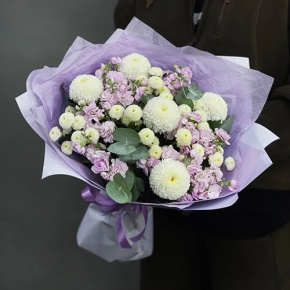 Букет "Ванила" из хризантем сантини, Момоко, эвкалипта и ароматных маттиол в Рошале