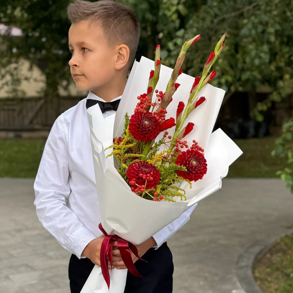 Букет на 1 сентября с красными гладиолусами, георгинами и калиной в Рошале