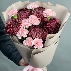 Букет из хризантем Бигоуди и розовых диантусов в Рошале