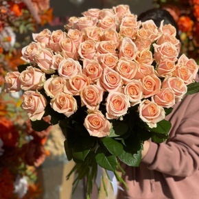 Букет из 51 персиковой розы (60 см) в Рошале