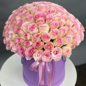 Композиция в шляпной коробке из 151 розы кения в Рошале