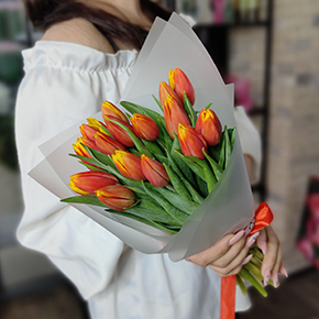 Букет из 15 огненных тюльпанов в Рошале