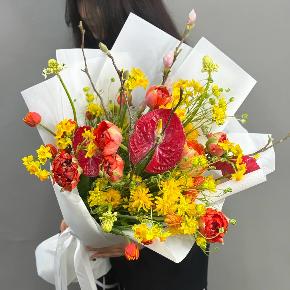 Букет с кустовыми ранункулюсами, антуриумом, тюльпанами и нарциссами в Рошале