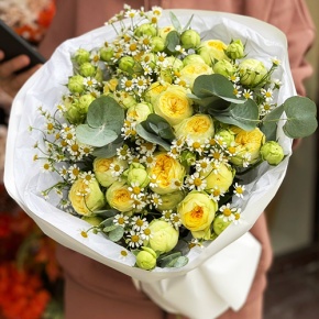 Букет "Иветта" из лимонных пионовидных кустовых роз и ромашек в Рошале