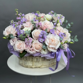 Композиция в корзине из французских роз и ароматных маттиол в Рошале