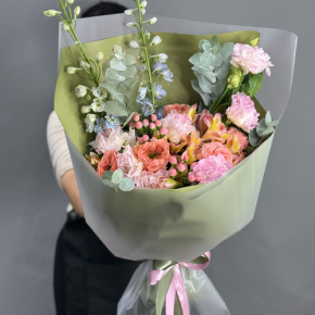 Букет "Таинственное очарование" из мазровых роз Риджентс парк, гиперикума, альстромерий, эустом и дельфиниума в Рошале