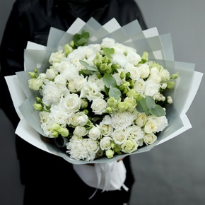 Букет "Маскарпоне" из роз, диантусов, эустом и гиперикума в Рошале