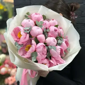 Букет из 15 лососевых пионов с эвкалиптом в Рошале