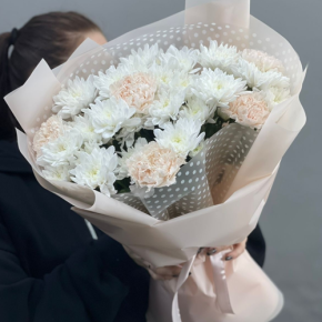 Букет из хризантем и диантусов пудра в Рошале