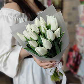 Букет из 15 белых тюльпанов в Рошале