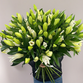 Объемный букет из 27 ароматных белых лилий в Рошале