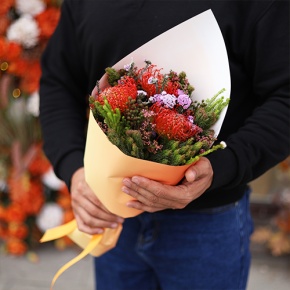 Букет "Капс" из лейко и экзотики в Рошале