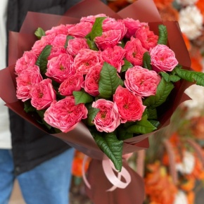 Букет из 25 махровых пионовидных роз Риджентс парк  (60 см) в Рошале