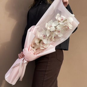 Букет из белой орхидеи в Рошале